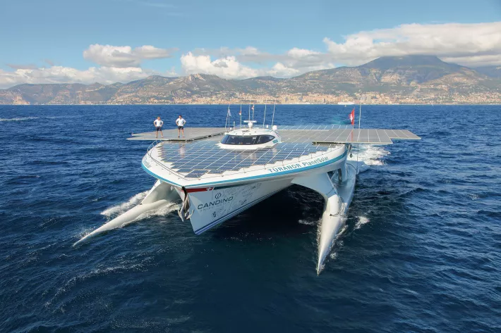 Катамаран Tûranor PlanetSolar (31 м) — наглядный пример того, как с увеличением объема судна проявляется недостаток площади для размещения солнечных панелей. Одно из решений этой проблемы — раздвижные конструкции - фото