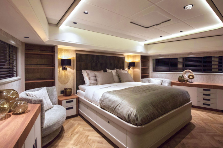 Интерьер мастер-каюты на главной палубе - фото