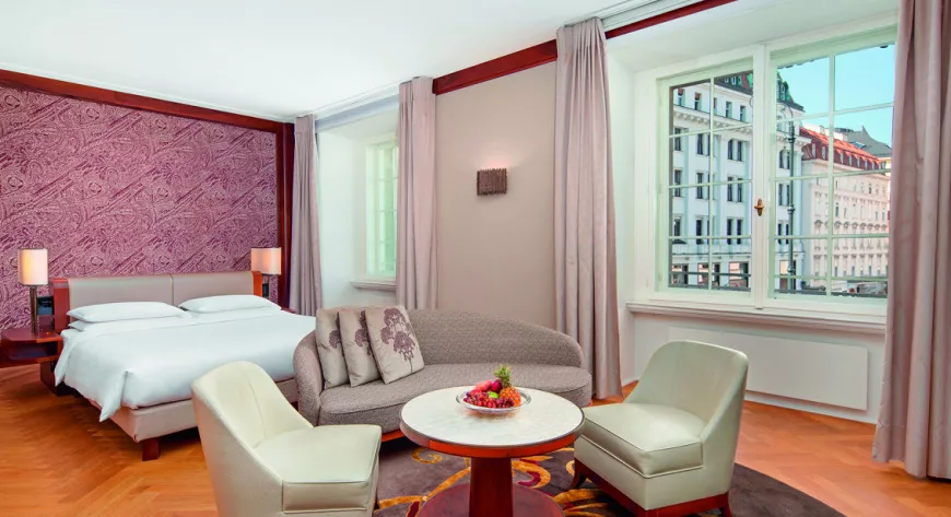 Спальня Junior 
Suite с кроватью 
king size и видом 
на площадь 
Ам-Хоф - фото