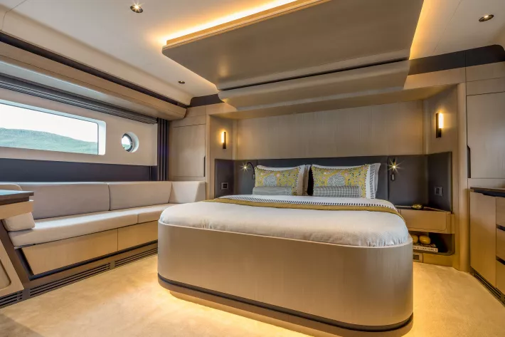 Все три каюты на борту Sirena 48 Hybrid находятся на нижней палубе - фото