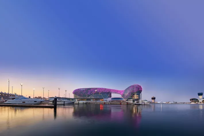 Yas Marina на острове Яс — одна из первых марин Абу-Даби. Здесь проходит Гран-при «Формулы-1», и это единственное время в году, когда места для стоянки бронируют заранее и на особых условиях - фото