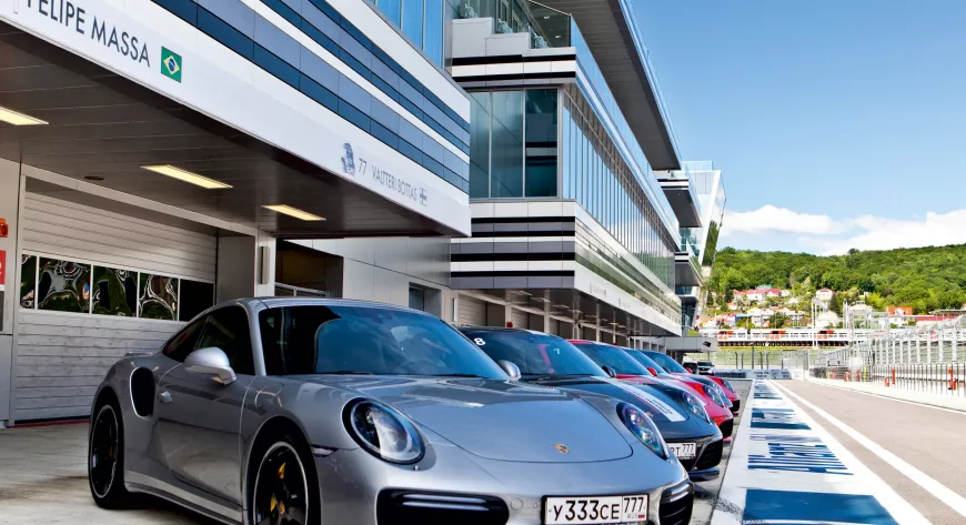 Автомобили
Porsche 911
в ожидании заездов
на треке
«Сочи Автодром» - фото