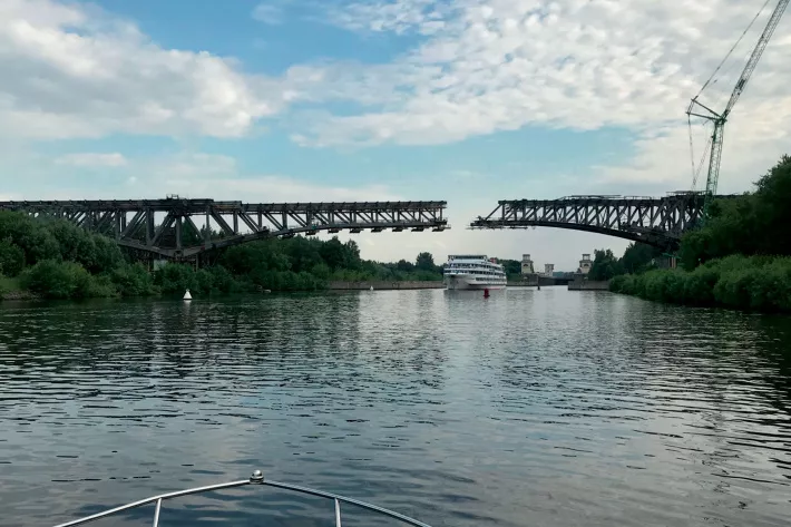 Между шлюзами в канале тихо и спокойно. Сюда не добираются ГИМС и куча отдыхающих с подмосковных водохранилищ - фото