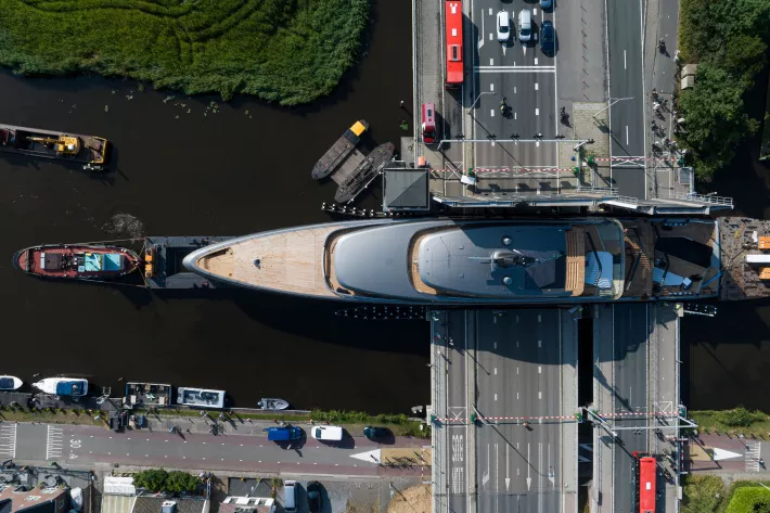 Мосты с узкими пролетами вынуждают Feadship заужать корпуса, но это не мешает верфи создавать одни из лучших яхт в мире - фото