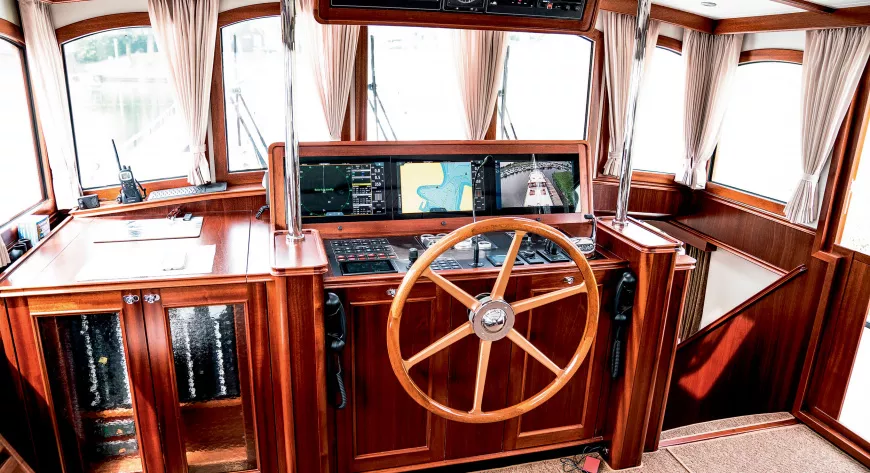 В салоне голландской классической яхты-баржи Skipperboat 65 комфорт сочетается с передовой инженерией - фото