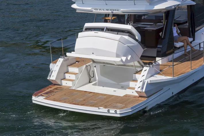 В Каннах Galeon показала инновационный круизер 500 FLY 
с откидным фальшбортом - фото