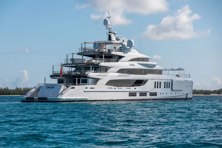 Яхта Calex (67 м) была построена на верфи Benetti еще в конце 2022 года, но первый ее выход в свет состоится на Monaco Yacht Show 2024 - фото