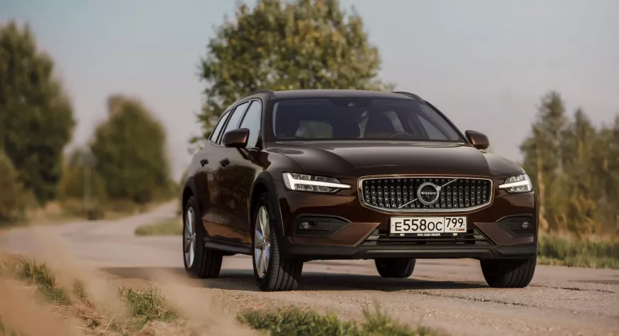Согласно концепции
Volvo, модификация 
Cross Country 
призвана сделать 
из классического 
универсала 
некое подобие 
кроссовера - фото