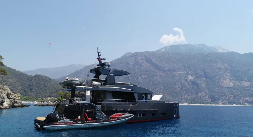Экспедиция Bering Yachts в составе стальной моторной яхты и легкого тендера-RIB запомнилась экипажам встречных судов на их маршруте - фото