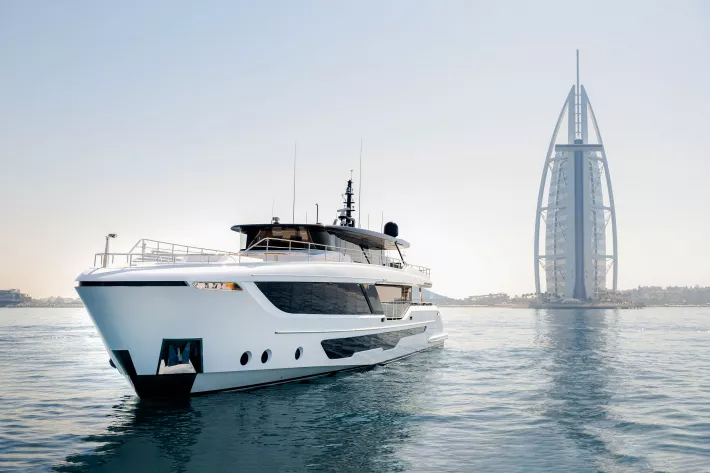 Majesty 111. Длина 34,10 м, ширина 7,22 м, осадка 1,72 м, водоизмещение 140 т, запас топлива 20 190 л, запас воды 6170 л, мощность двигателей 2 × 1900 л.с.
Каюты 6 - фото