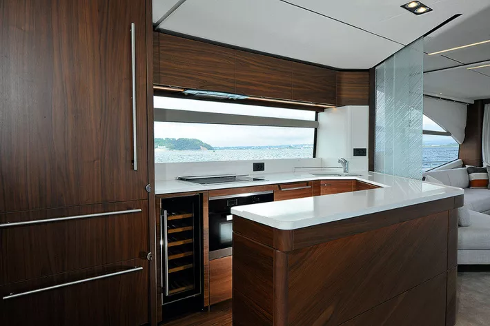 Если на яхте предусмотрен экипаж, камбуз можно сделать полностью закрытым - фото