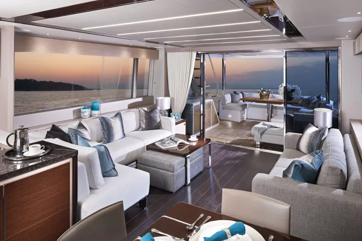 Sunseeker 76 Yacht. Салон и кокпит выглядят и функционально воспринимаются как единое пространство - фото