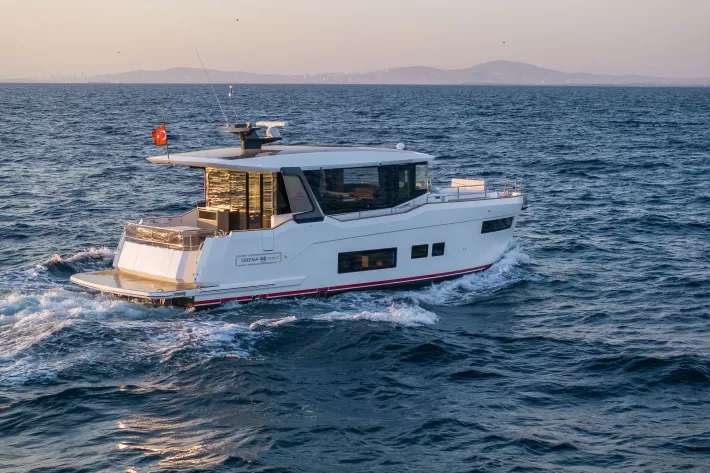 Солнечные панели на хардтопе Sirena 48 Hybrid почти незаметны, но у них важная миссия - фото