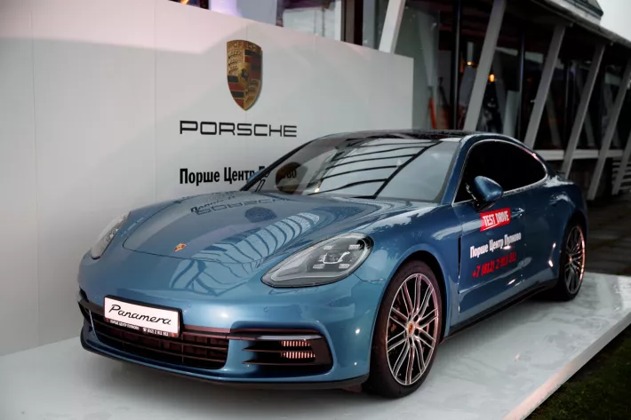 Экспонат выставки — спортивный Porsche Panamera, представленный «Порше Центр Пулково». Автомобили на боат-шоу давно стали привычным явлением - фото