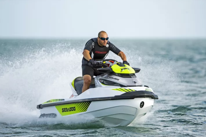 Sea-Doo RXT-X
сочетает в себе
спортивные
и круизные
качества - фото