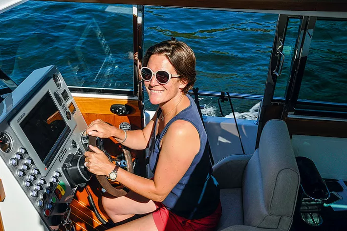 Ребекка осваивает управление этой быстроходной и комфортной на ходу Delta 40WA - фото