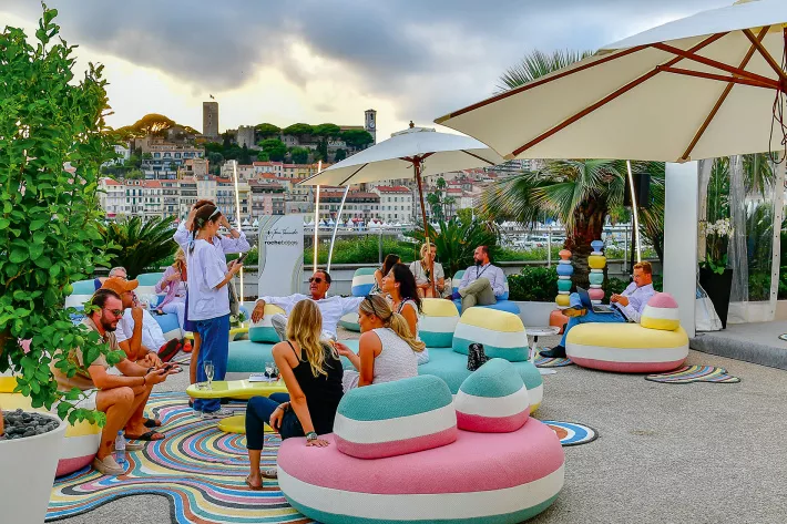 В лаунже для VIP-гостей Cannes Yachting Festival в этом году царил стиль 1970-х  - фото