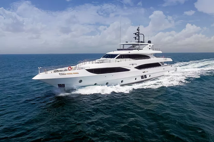 Majesty 125 AltaVita — новинка верфи Gulf Craft из ОАЭ - фото