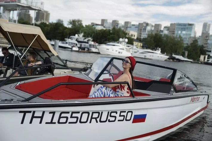 Катер Argo Marin из Самары, получивший в 2025 году национальную премию «Лодка года» в номинации «Боурайдер», так подходит к наряду этой девушки! - фото