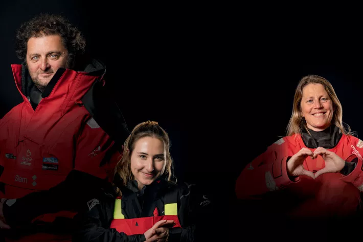 Слева направо: 1. Арно Буасье — легенда Vendée Globe: он участвует в гонке в пятый раз и всегда доходит до финиша. Его лучший результат — 7-е место. 2. Самая молодая — Виолетта Доранж из Франции. 3. Самая опытная из дам-участниц регаты 2024/2025 Саманта Дэвис из Великобритании. Это ее четвертая Vendée Globe   - фото