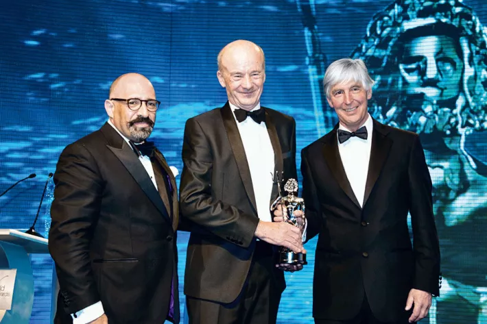 Дэвид Кинг (в центре) со статуэткой Нептуна — наградой World Superyayht Award, полученной за моторную яхту Princess 40M (2013 г.).
 - фото