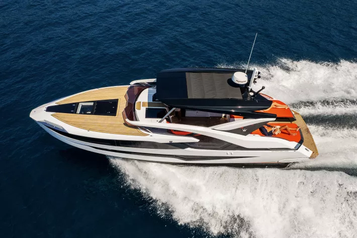 Модель Dominator Midi Ilumen M35 — лодка серийная, но нестандартная: несмотря на размеры, ее строят по принципу  semi-custom - фото