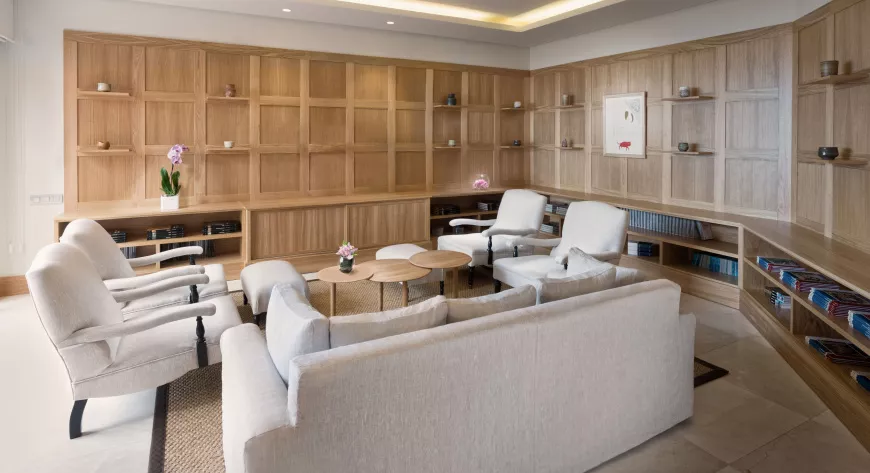 Интерьер спальни 
номера Citadel 
Deluxe Room King, 
окна которой 
смотрят прямо 
в тропический рай - фото