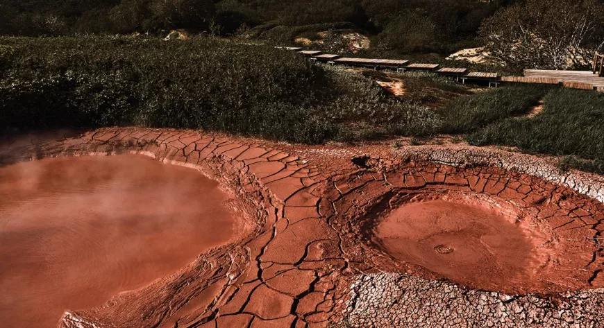 Кипящие грязевые котлы местами образуют небольшие колоритные озера - фото