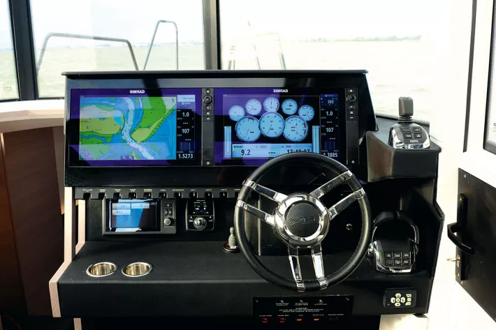 Два картплоттера Simrad NSS16 EVO2, безусловно, шикарны, хотя и выглядят избыточными - фото