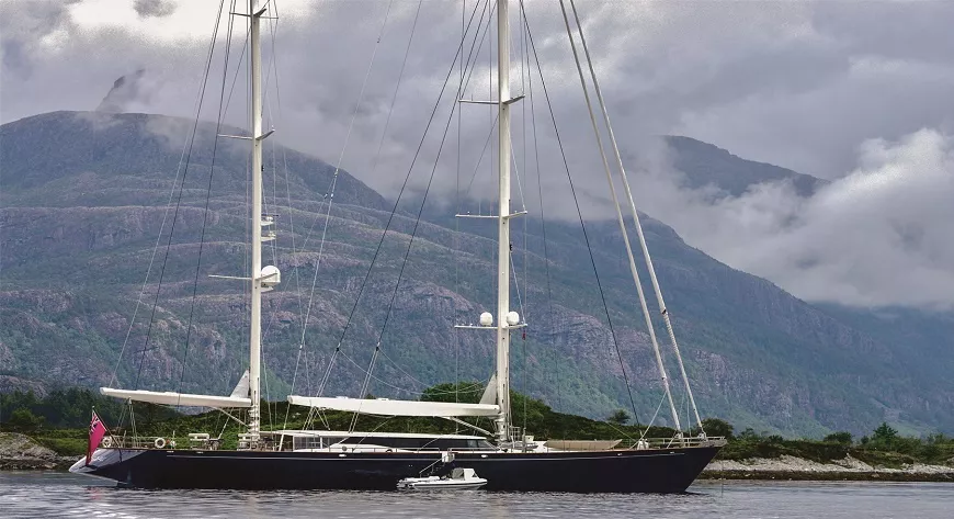 52-метровая Perini Navi Squall 
на якорной стоянке у городка Флурё  - фото