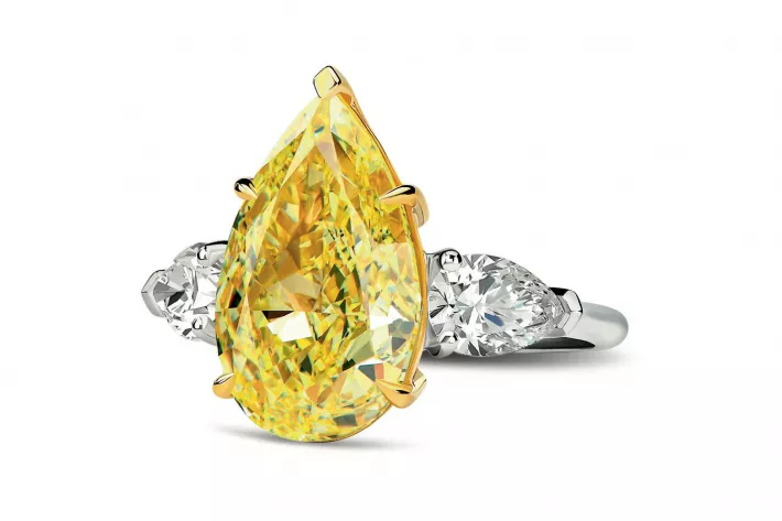 Кольцо с бриллиантом огранки «Груша» весом 7 карат.
Цвет Fancy Intense Yellow,
чистота VS2
 - фото