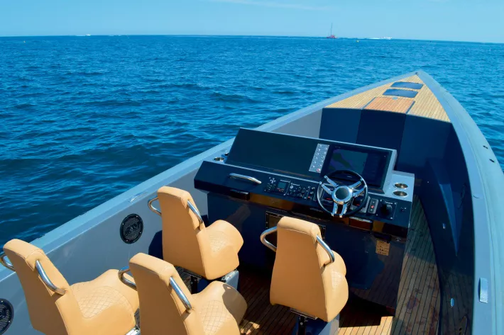 Модель SAY45 RIB Carbon. Водоизмещение 3500 кг, вместимость до 14 человек. Открытая лодка опционально оборудуется бимини-тентом и стабилизатором качки Seakeeper - фото
