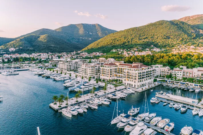 Огромная марина 
Porto Montenegro и отель Regent Montenegro притягивают в Тиват любителей роскошного отдыха - фото