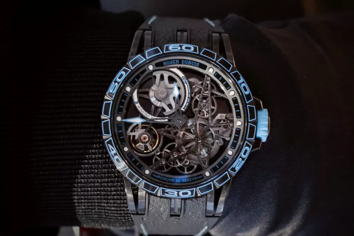 Несмотря на дизайн в стиле hi-tech и отделку черным DLC-покрытием, Roger Dubuis Excalibur Spider Pirelli имеет знак высшего часового качества Женевское клеймо - фото