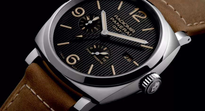 У модели Radiomir 1940 3 Days GMT Power Reserve Automatic (PAM00658) индикатор запаса хода расположен на «полосатом» циферблате - фото