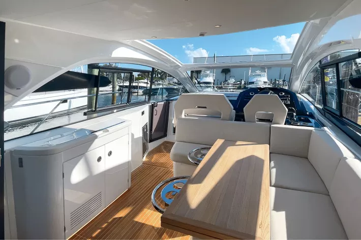 Вид на салон с кормы. При открытом верхнем люке и дверях в кокпит Beneteau GT45 приближается к типу Open - фото