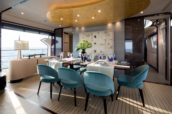 Azimut Grande 95 RPH: столовая в центре главной палубы  - фото