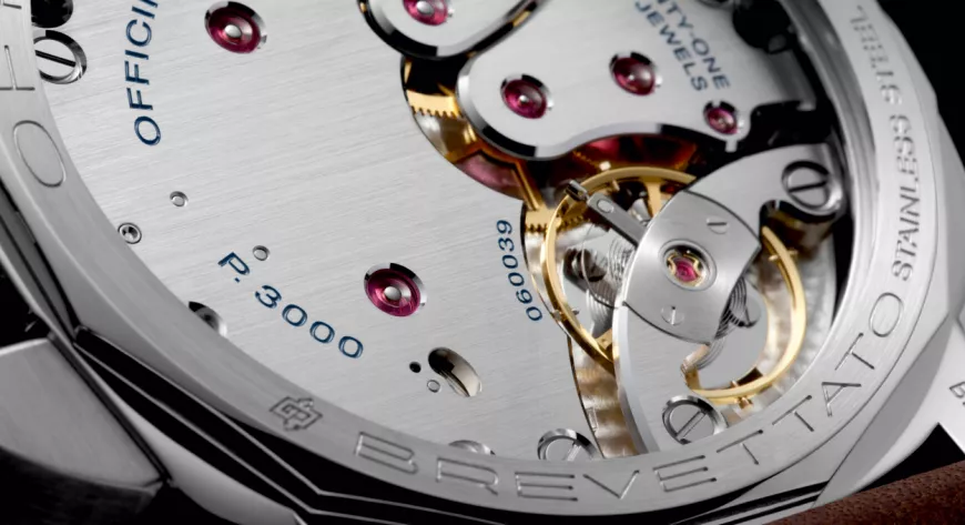Автоматический механизм Р.4001 модели Radiomir 1940 3 Days GMT Automatic Acciaio имеет индикатор запаса хода на обратной стороне - фото