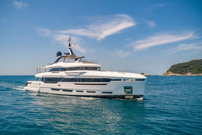 Cannes Yachting Festival постепенно увеличивает экспозицию суперъяхт. В этом году на причале Super Yacht Extention можно было побывать, например, на 40-метровой Attitude верфи Baglietto  - фото