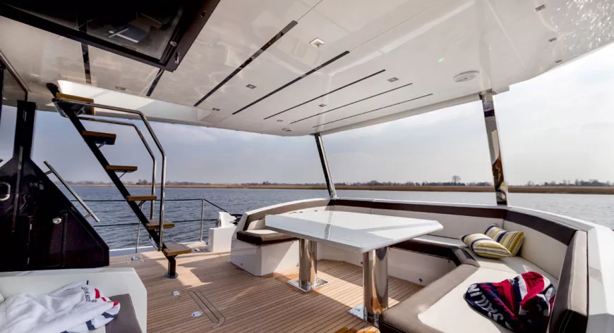 Galeon 640 Fly: обеденная зона со стационарным диваном более вместительна, чем поворотная динетта - фото