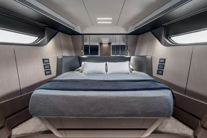 Интерьер VIP-каюты в носу. Здесь не так просторно, как в каюте владельца, но оформление не менее интересное - фото