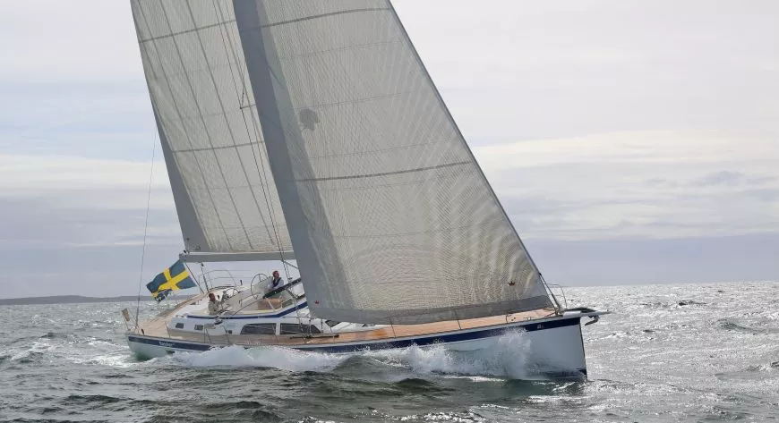 Парусный круизер Hallberg-Rassy 57 в море - фото