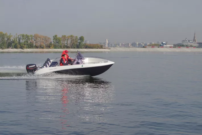 Самая маленькая новинка верфи
Velvette 16 Prime — длина 4,75 м,
ширина 2,05 м, вес 450 кг
(без ПМ), килеватость 18° - фото