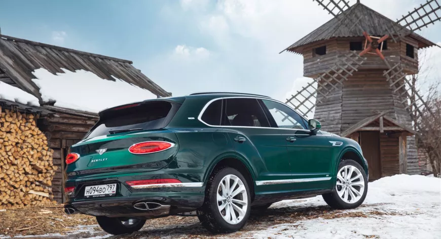 Bentley Bentayga у гостиничного комплекса «Горячие ключи», напоминающего старинную боярскую усадьбу - фото