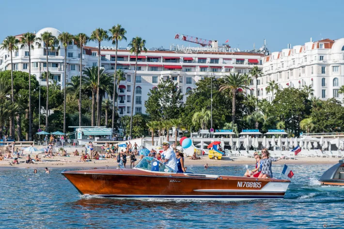 Парад винтажных лодок Concours d’Elegance — одно из зрелищных событий каннской выставки - фото