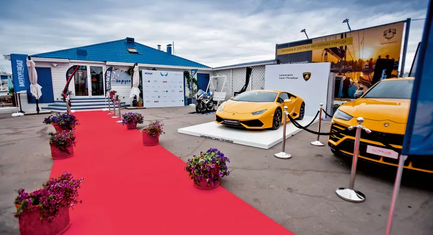 У входа в ресторан
гостей встречали
два роскошных
Lamborghini - фото