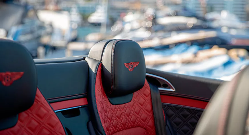 Для салона 
Continental GT 
Convertible 
предлагается 
широкий выбор кожи 
(15 цветов), 
декоративных 
вставок (12 видов 
шпона ручной 
обработки) 
и аксессуаров - фото