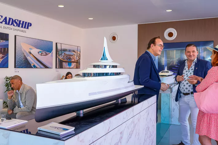 Верфь Feadship (Нидерланды) привезла на бот-шоу в ОАЭ макет яхты-концепта Dunes - фото