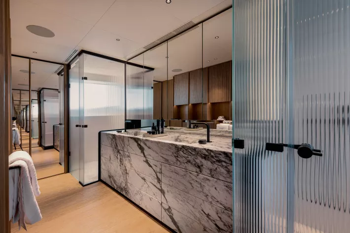 Туалетная комната мастер-каюты. На Oasis 34M мрамором отделаны санблоки при всех каютах - фото