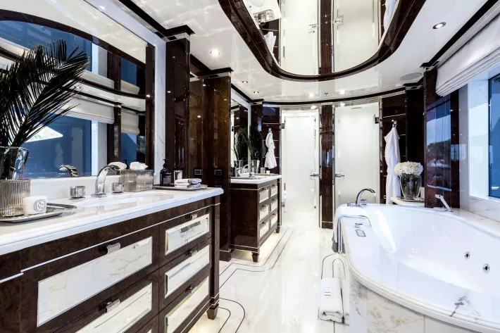 В ванной комнате мастер-каюты стоят смесители престижной марки Lalique - фото